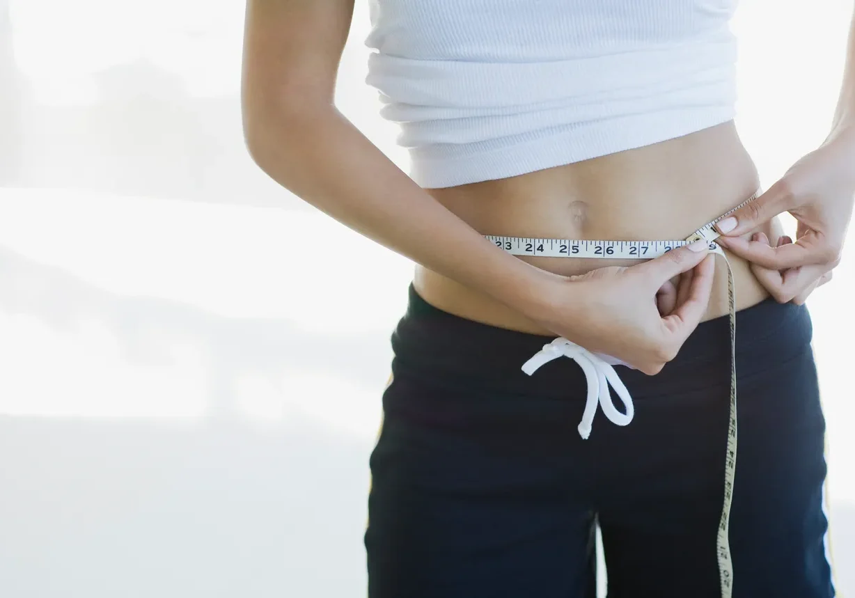 Measuring waist circumference with measuring tape